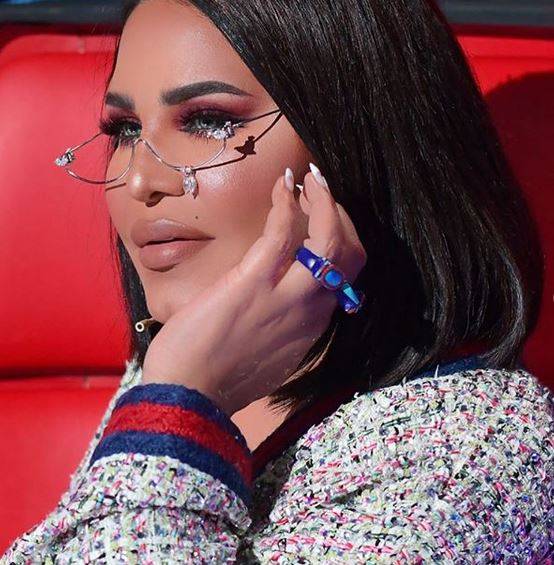 بالفيديو - أحلام تفاجئ الجميع بشعرها المستعار.. وهذا ما كشفته عن نظاراتها الغريبة