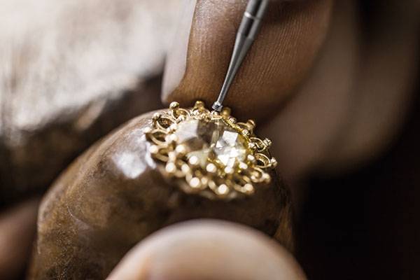 في زوايا قصر فرساي... 
Pièces Secrètes DIOR جواهر سرية