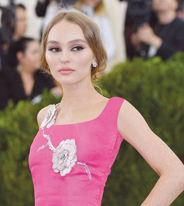 تعلّّمي تطبيق ماكياج ليلي روز ديب