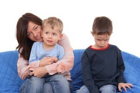 سلوك مدمّر... هذا ما يحصل عند التمييز بين الأبناء؟