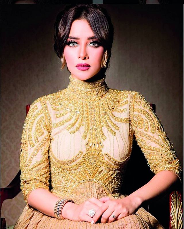 الذهبي يوحّد إطلالات النجمات