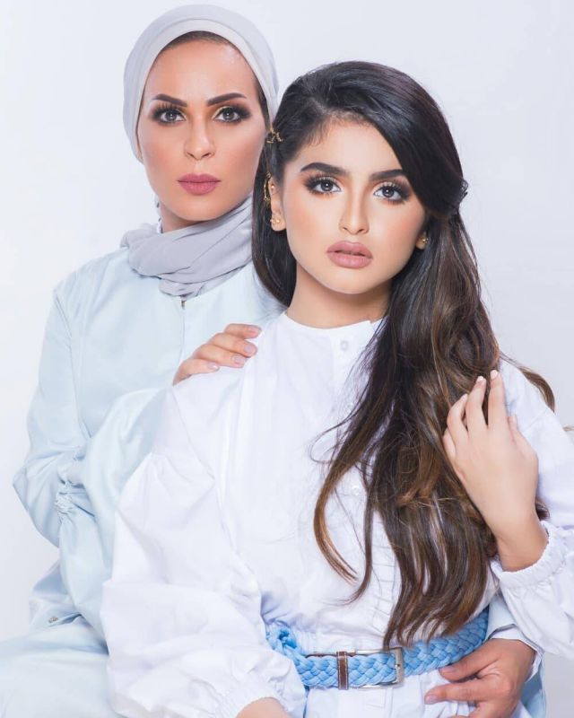 بالفيديو - لأول مرة حلا الترك مع والدتها في بث مباشر.. والجمهور يصدم بعلاقتهما