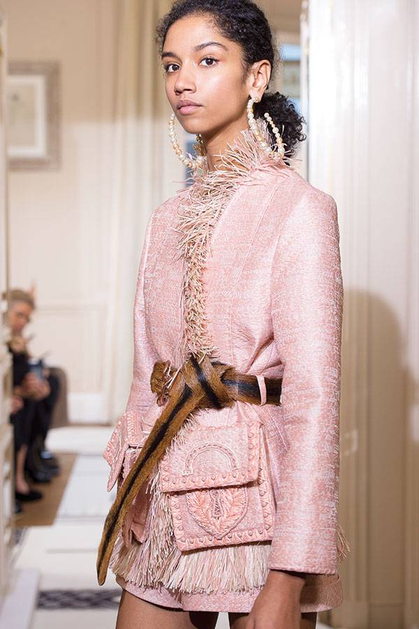 عرض أزياء Schiaparelli
 لربيع وصيف 2018 في باريس