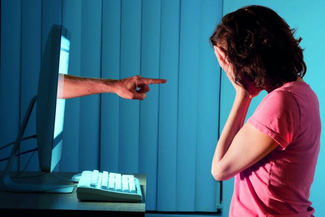 التحرش الإلكتروني كابوس يطارد الفتيات والمتحرِّش آمن!