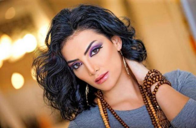 بالفيديو - حورية فرغلي تثير جدلاً بجرأتها في حمام السباحة قبيل عملية تجميلية ثامنة