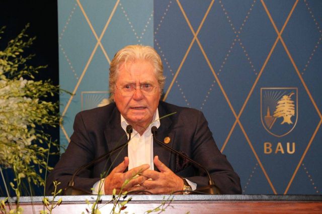 حسين فهمي يردّ بطريقته الخاصة على فجر السعيد