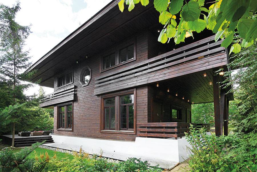 منزل في دميتروفكا من «أوليغ كلودت» هيكل «خشبي»  لمشاعر حميمة!