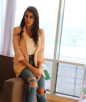 طرقٌ ستخوّلك التميز بسراويل الدنيم في المناسبات على طريقة النجمات