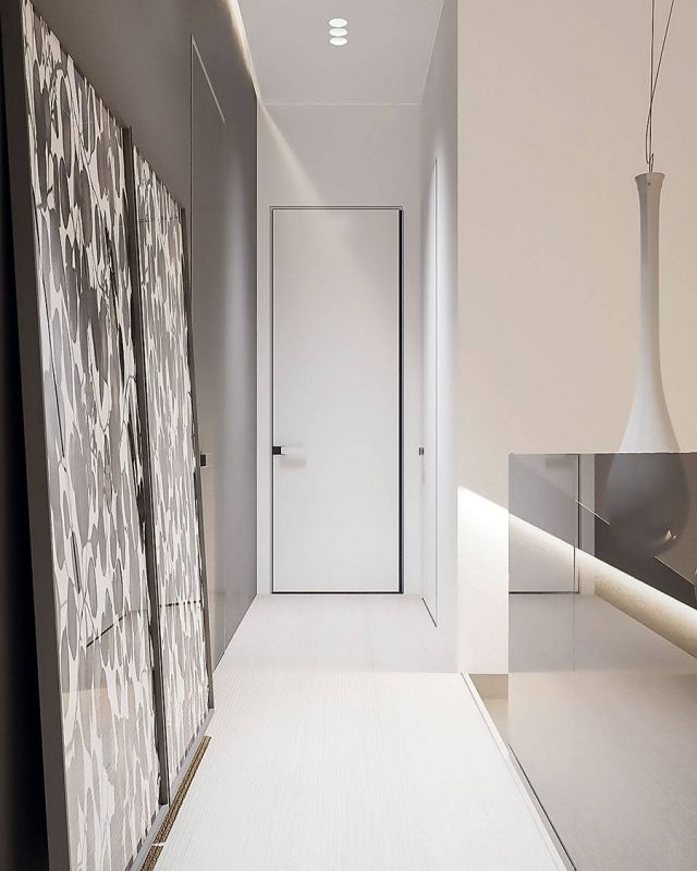 في أعلى سلّم الدور العلوي لوحات كبيرة الأحجام تحيلنا الى المساحات الكبيرة