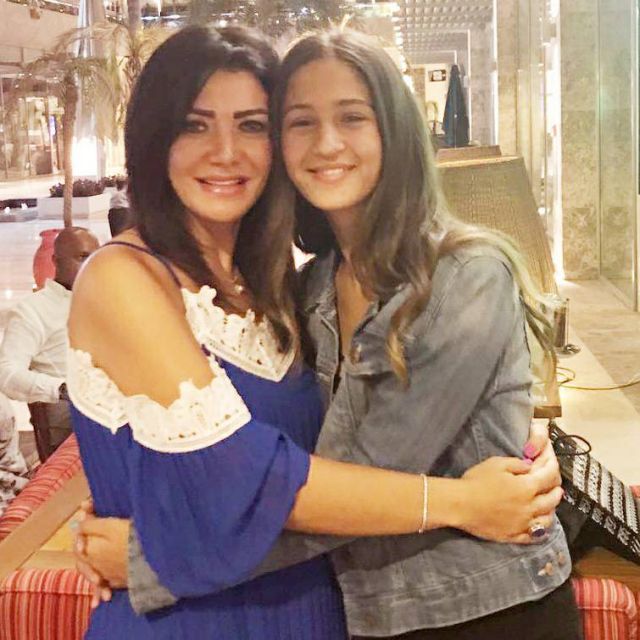 لقاء سويدان تتلقى مئات الرسائل بسبب ابنتها.. ماذا حدث؟