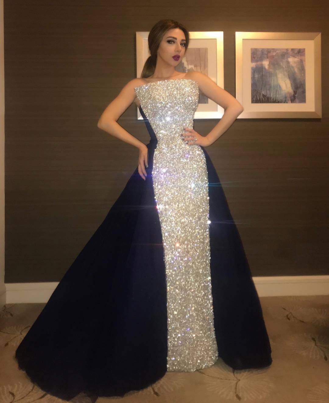 فستان يجمع بين ميريام فارس وإحدى نجمات مهرجان 