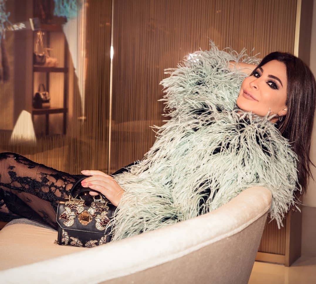 إليسا ملكة الأناقة بالأزياء الشفّافة وريش النعام
