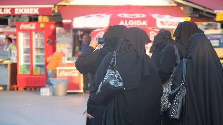 بالصور - ضبط شاب يرتدي النقاب ويتجسس على النساء في دورات المياه