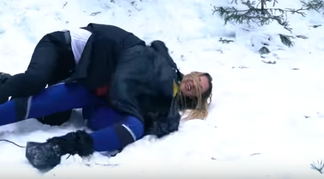 بالفيديو - نجمة مصرية حسناء تنهال بالشتائم والألفاظ النابية والضرب على رامز جلال