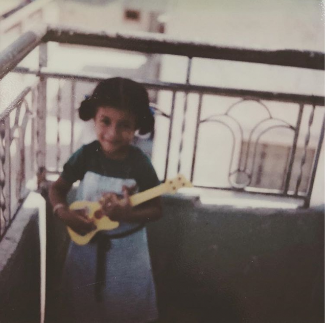 بالصورة– خمنوا أي فنانة شهيرة أصبحت هذه الطفلة... ولماذا سخرت من شكلها؟