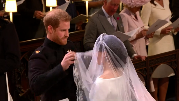 بالفيديو - لحظة رفع الأمير هاري الطرحة عن وجه ميغان ماركل... اليكم عهودهما