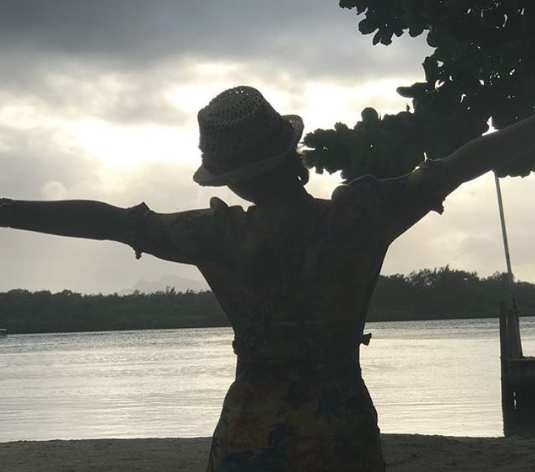 بالصور - الشيب يغزو شعر نجمة خليجية شابة بشكل صادم