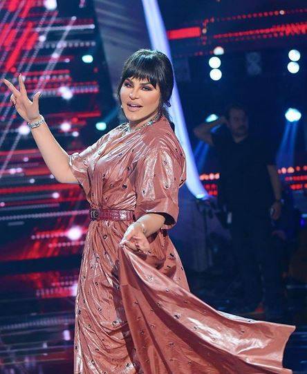 بالصور - أحلام تشغل الجميع بمجوهراتها المبهرة وفستانها المميّز