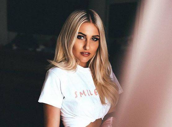 بالصور - هذه الحسناء تعرضت لتشوه في وجهها بسبب كلب.. شاهدوا كم تغير شكلها