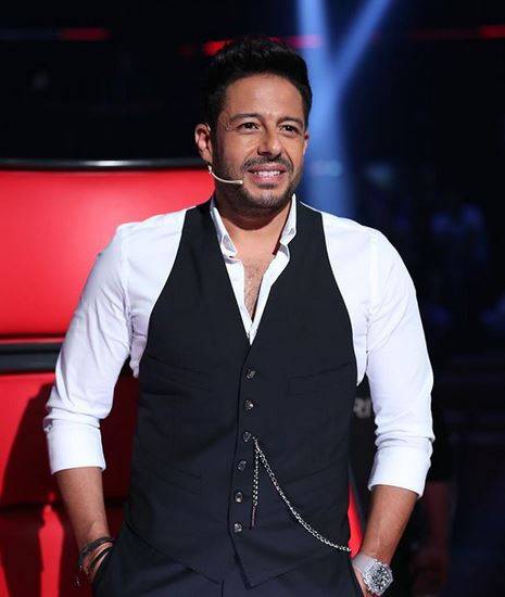 بالفيديو - محمد حماقي يلهو في كواليس Thevoice ... شاهدوا ماذا يفعل