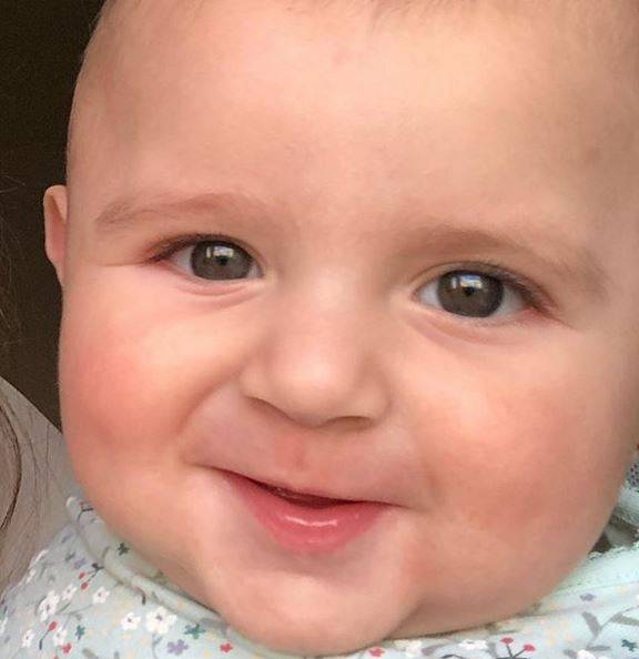 بالصور - لن تصدقوا هذه الطفلة الصغيرة شقيقة من؟