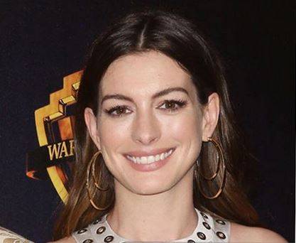 بالصور - فستان آن هاثاواي يحدث ضجة.. تعرفي إلى سعره الخيالي