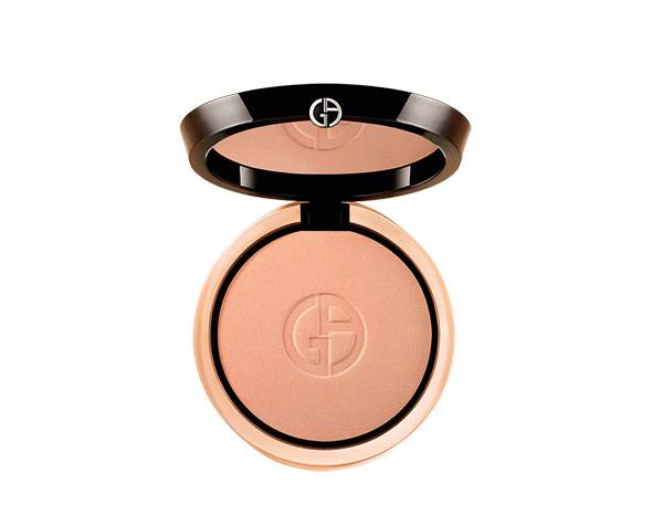 ساتيني ومشرق Giorgio Armani Beauty Luminous Silk Compact