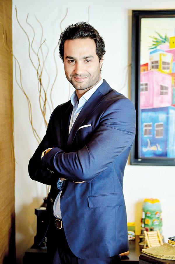 كريم فهمي: 
زوجتي تتحملني كثيراً وأعود إلى طفولتي مع ابنتيَّ