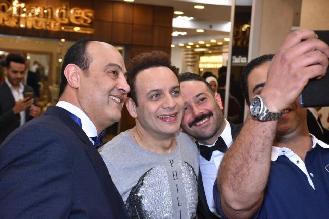 مصطفى قمر يثير ضجة بصوره مع حسناوات