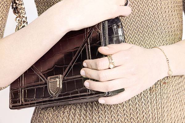 لمناسبة افتتاح بوتيكها في دبي مول Dior تكشف قطعاً خاصة من مجموعة Dior Or