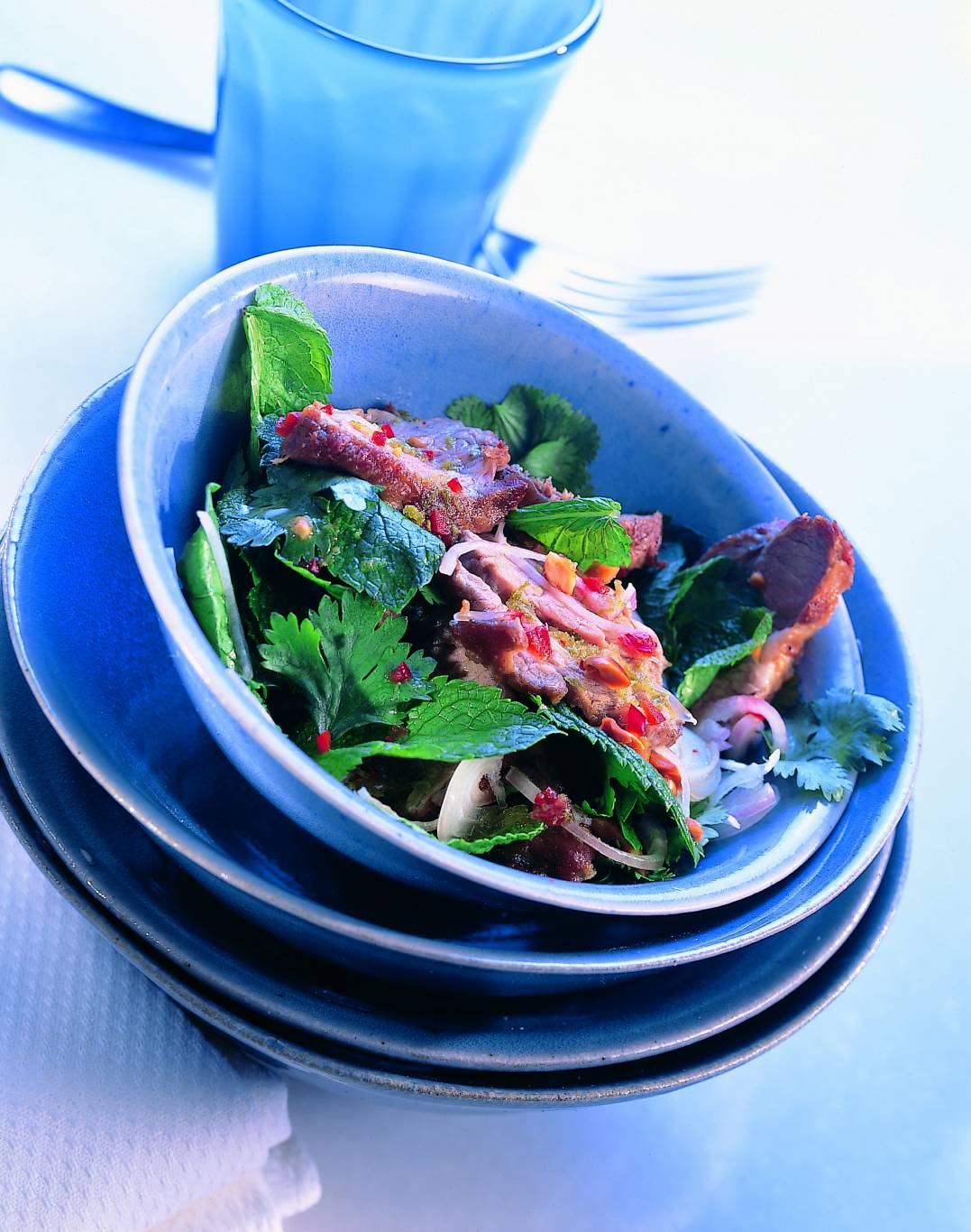 سلطة اللحم والفول السوداني على الطريقة التايلندية