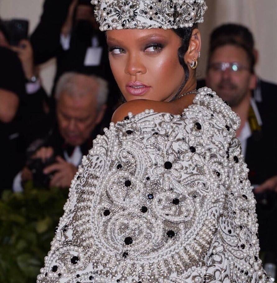 تعلّمي كيف تضعين مكياجك بأسلوب ريهانا... جاذبية وألق