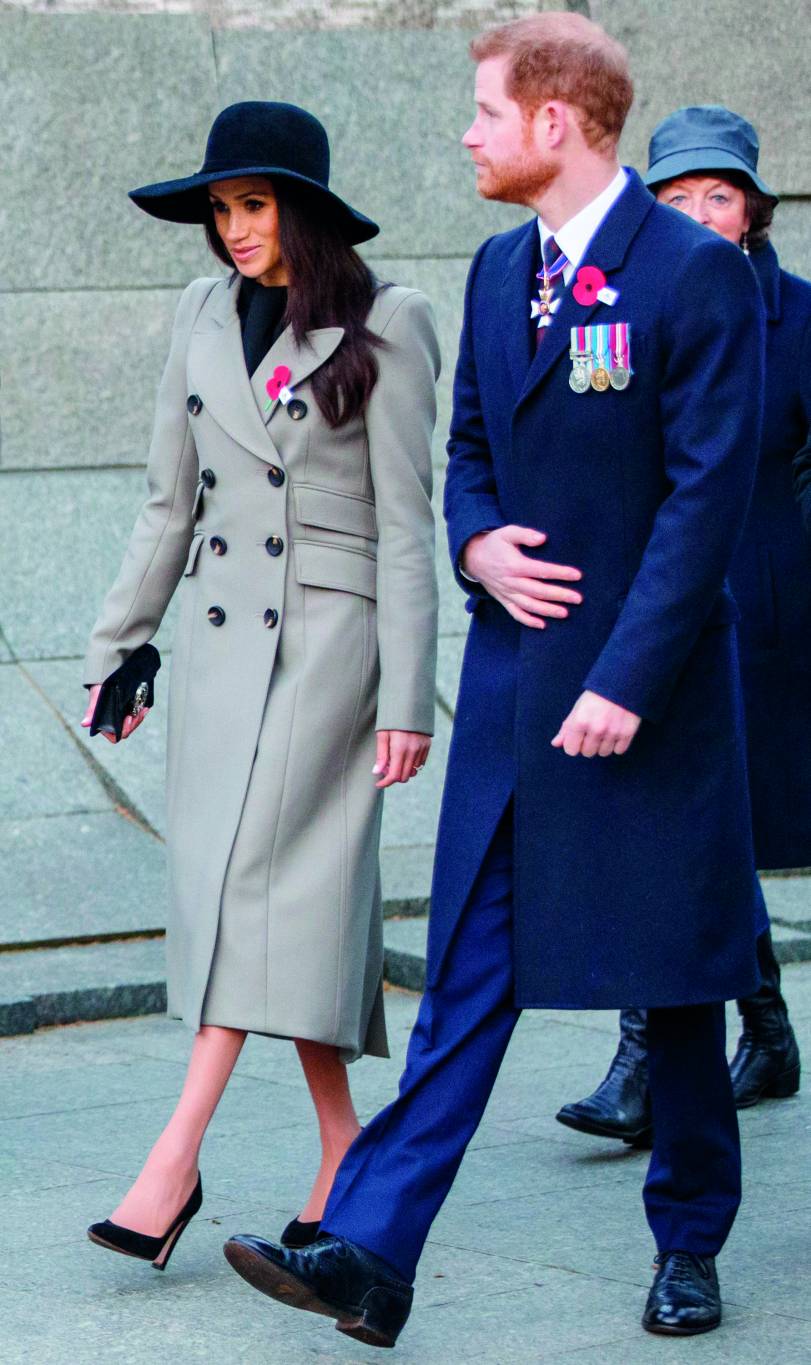 الملكة إليزابيث تدلل الأمير هاري لمناسبة زفافه!