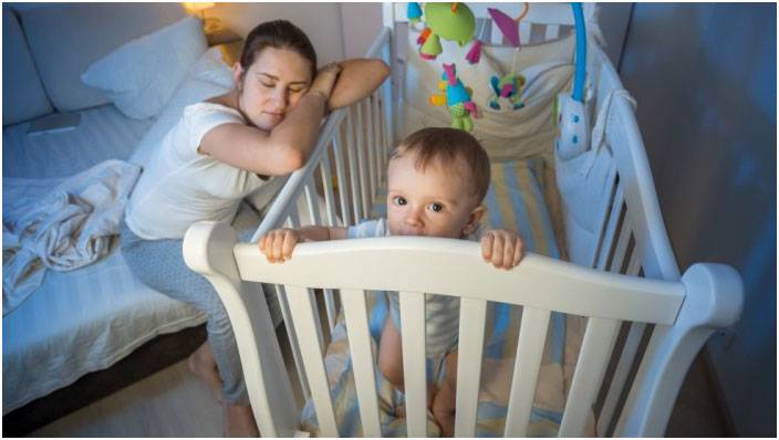 الاهل يفقدون 6 أشهر من النوم بسبب أطفالهم الجدد