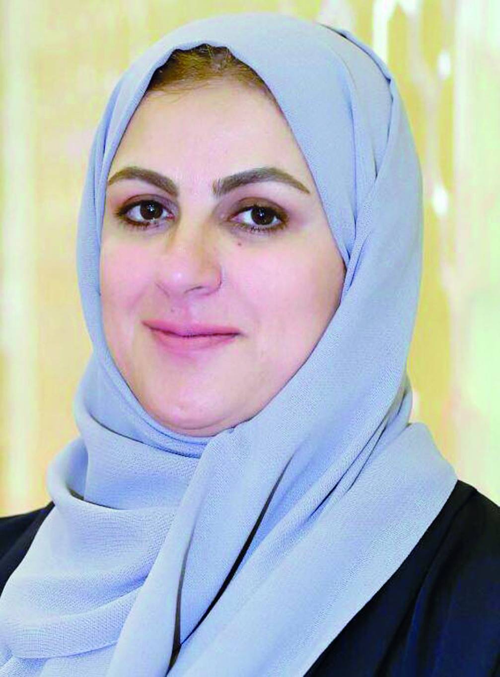 الكاتبة والفنانة التشكيلية والنحاتة الإماراتية مريم الزرعوني تكتب وترسم وتنحت شكل الحياة وحركة الإنسان في يومه وزمنه