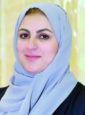 الكاتبة والفنانة التشكيلية والنحاتة الإماراتية مريم الزرعوني تكتب وترسم وتنحت شكل الحياة وحركة الإنسان في يومه وزمنه