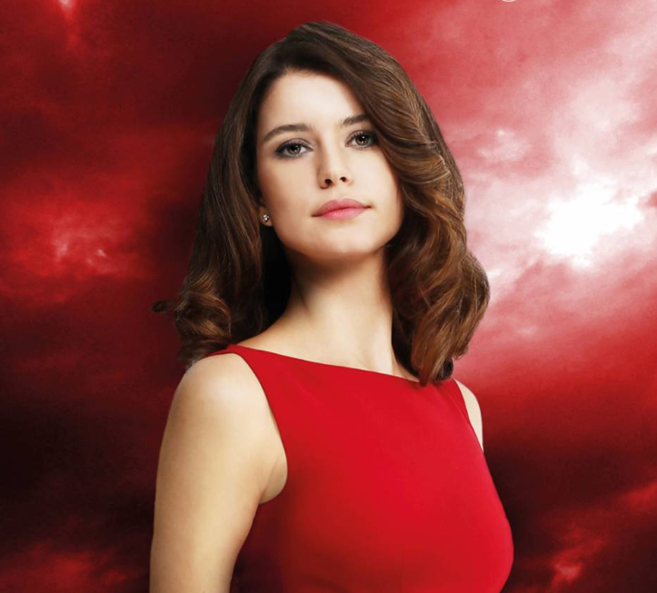 بالصورة - بيرين سات مع والدتها وجدتها... شاهدوها من دون ماكياج فهل تشبهانها؟