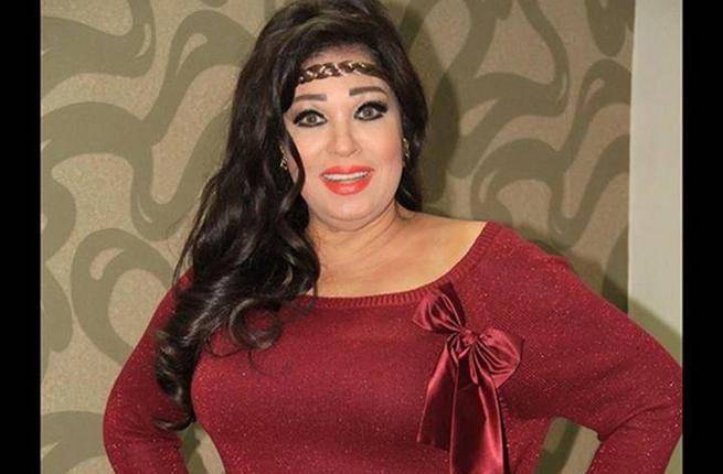 بالصور - فيفي عبده شابة عشرينية.. وتثير الجدل بالحجاب وبفستان مكشوف الصدر