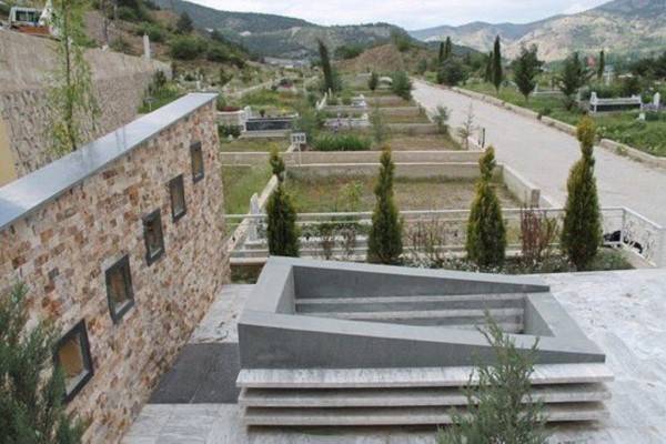 بالصور - نجم شهير ينفق آلاف الدولارات على قبره المستقبلي والغريب... هل اقترب من الموت