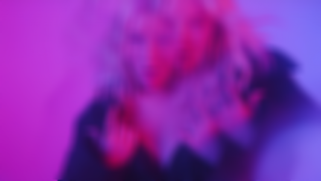 بالصور - نجمة شهيرة تعود بكليب يتخطى الحدود بالجرأة وتهاجم the Voice