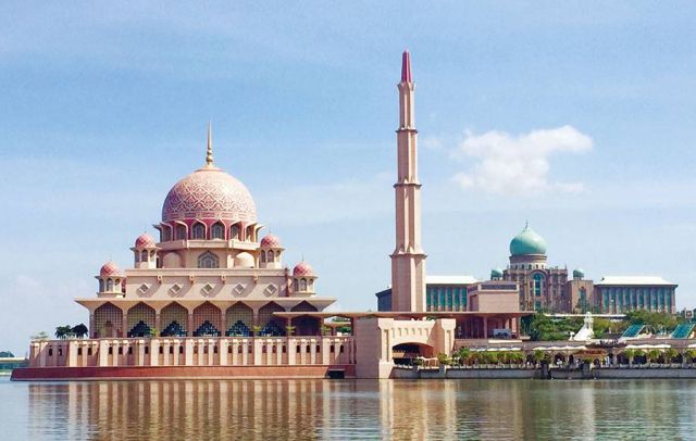 في ماليزيا أجمل المساجد وأروعها