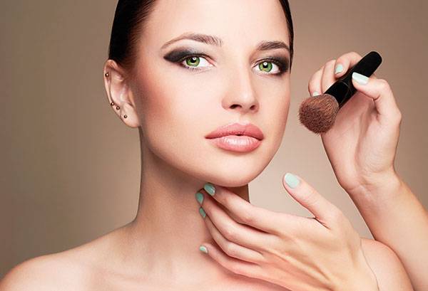 الخدود الورديّة أحدث صيحات ماكياج الصيف