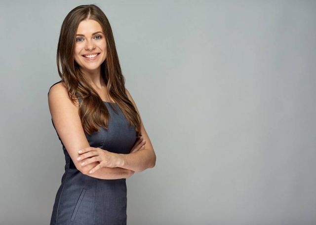 إشبكي ذارعيك بعفوية... وإليك ما تكشفه طريقة فعل هذا عن شخصيتك