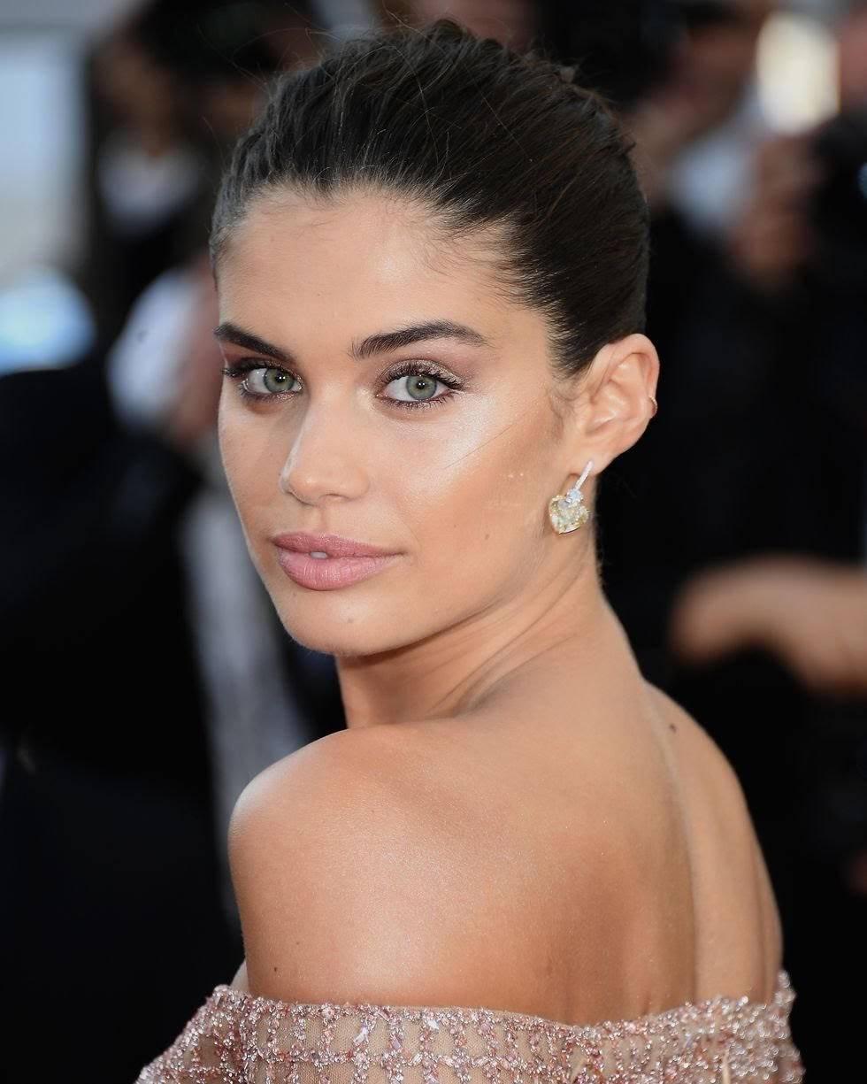 اكتشفي أجمل تسريحات الشعر والمكياج على السجادة الحمراء في مهرجان 