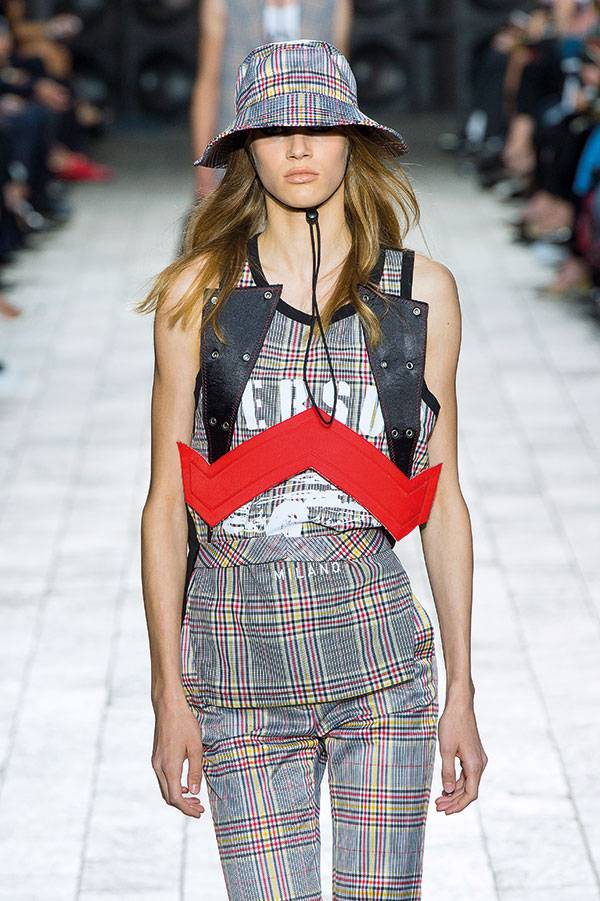 عرض أزياء VERSUS

 من أسبوع لندن للموضة