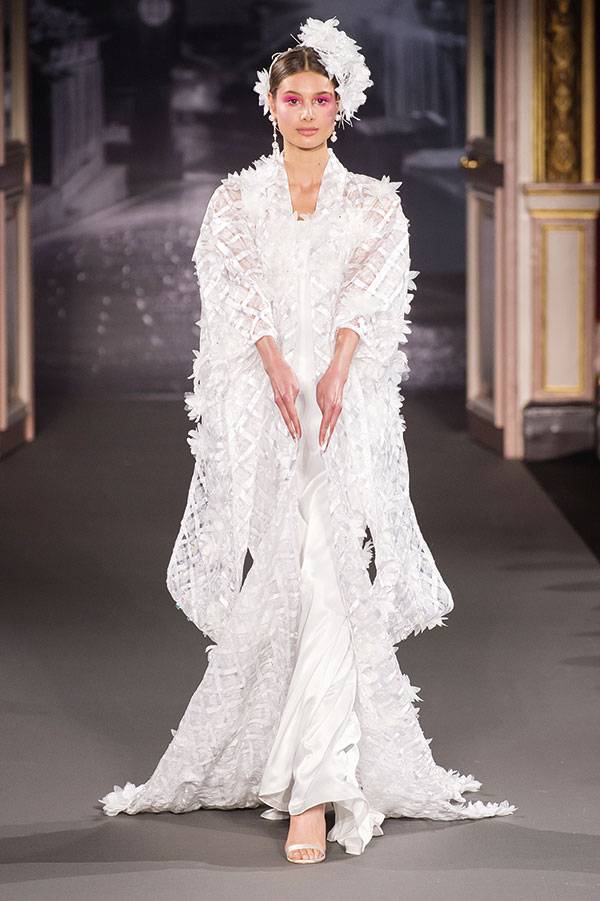 بلمسة ألوان أم أبيض ناصع أي فستان زفاف تختارين؟