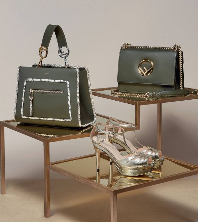   Fendi Mania حقيبتان من الجلد الفاخر من فندي Fendi وصندل لامع بالكعب العالي لمناسباتك الخاصّة من فندي Fendi.