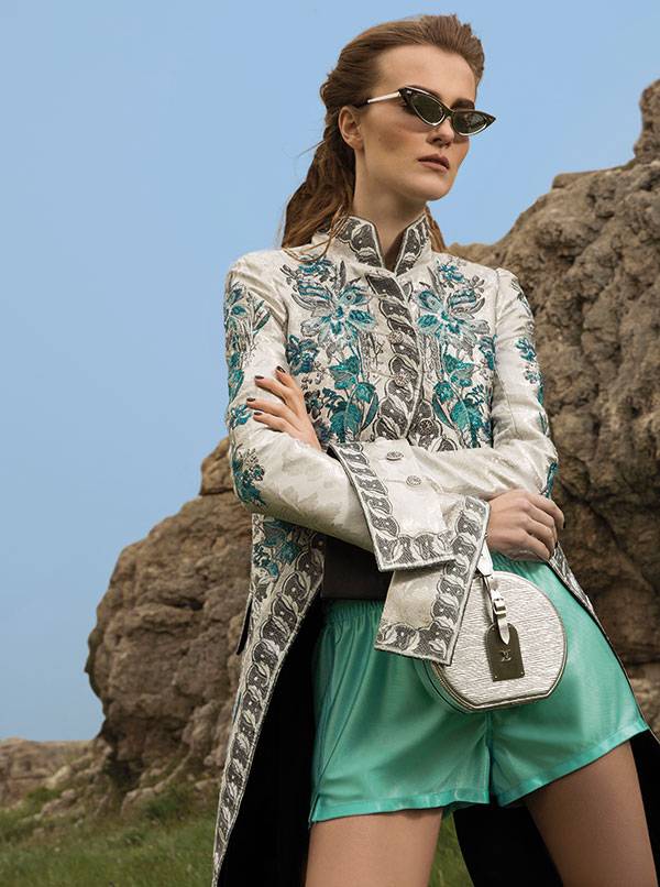 • سترة مطرزة • شورت من الحرير • حقيبة Petite Boite Chapeau  • نظارات For Your Eyes Only