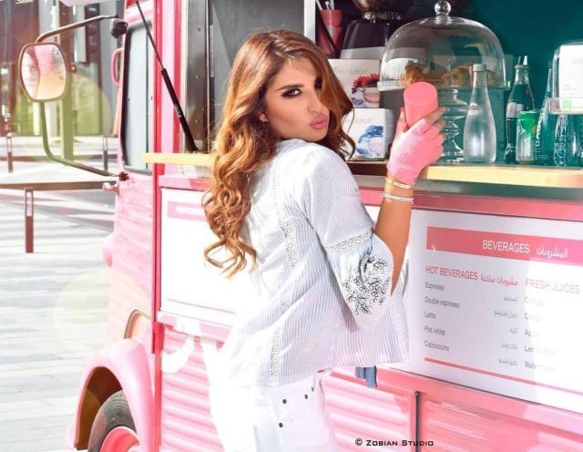 النجمات برقيّ القفازات