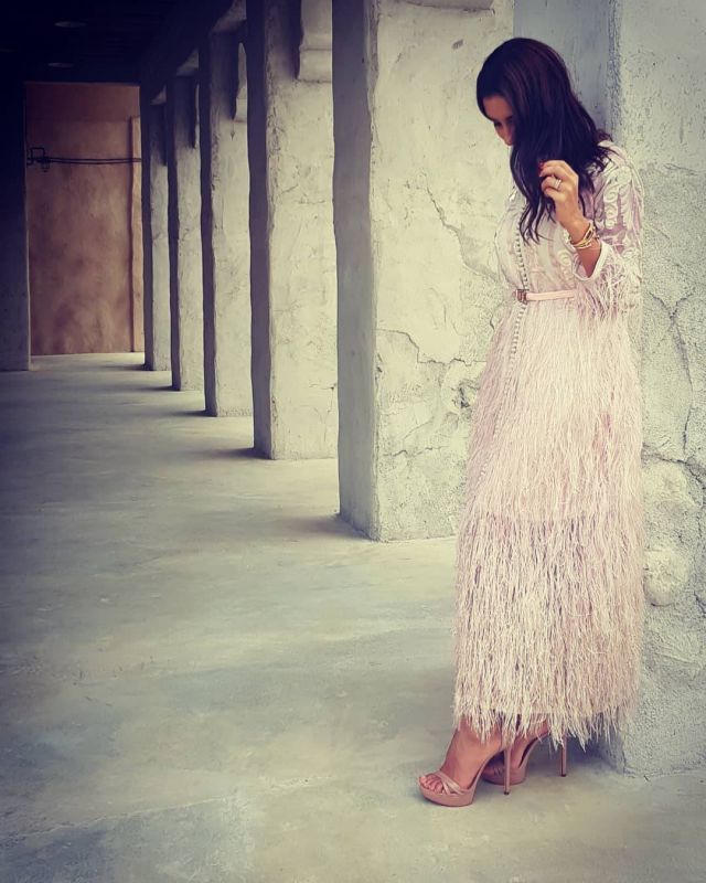 الريش ولمسةً رقيقة ورومانسية لإطلالات رمضان